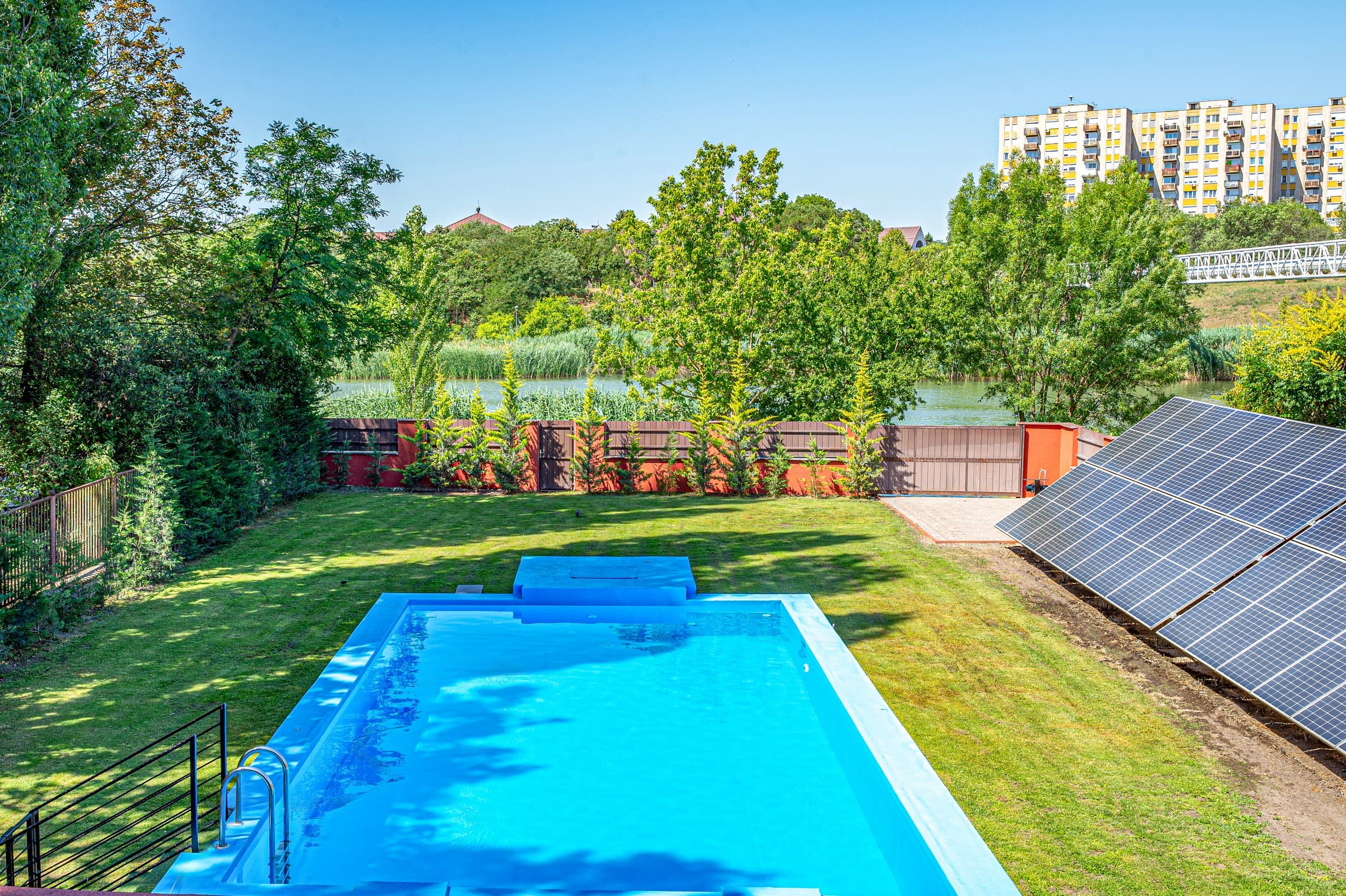 Medence — panoráma Duna-háttérrel