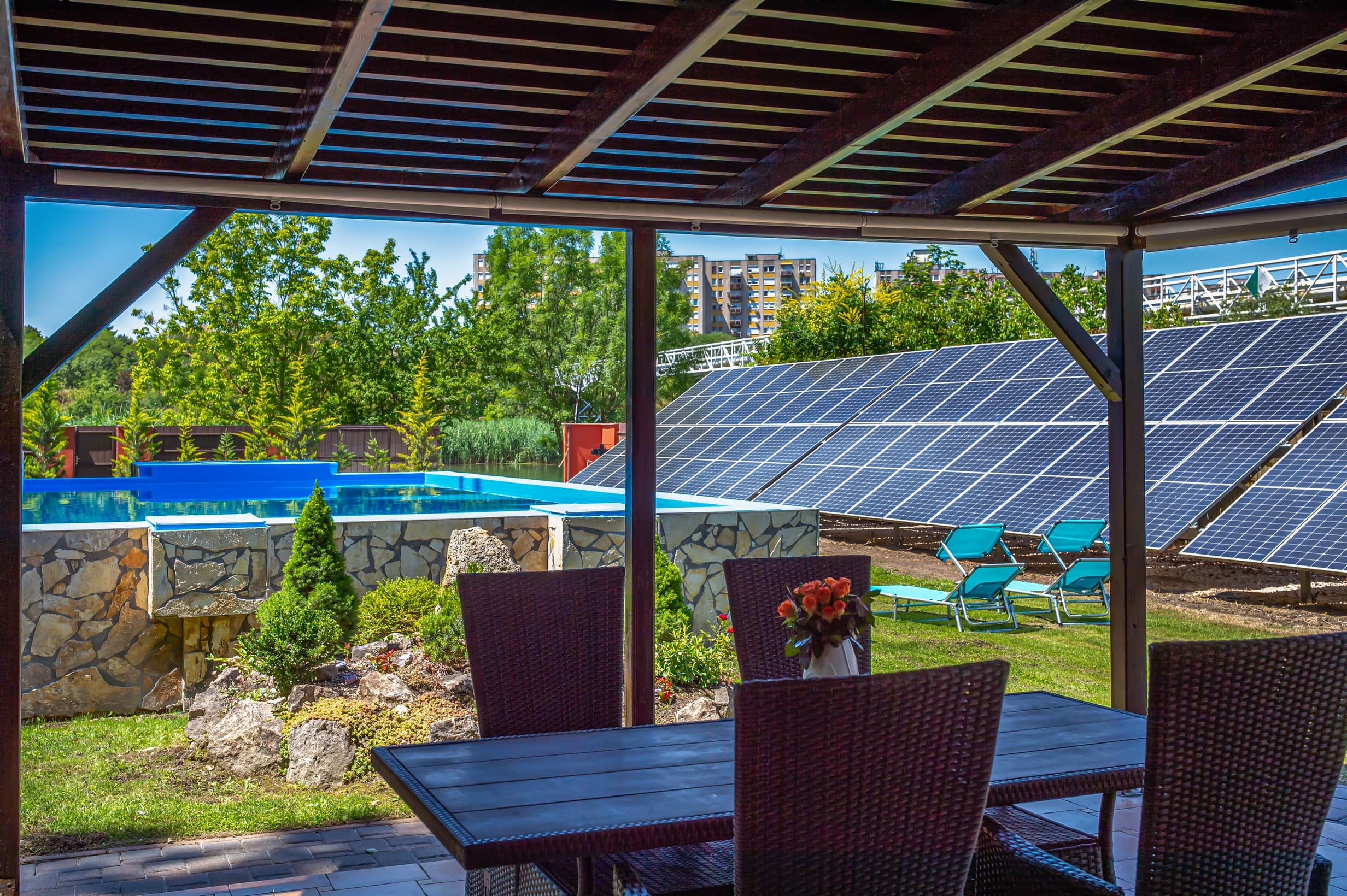 Pergola terasz — medencére néz
