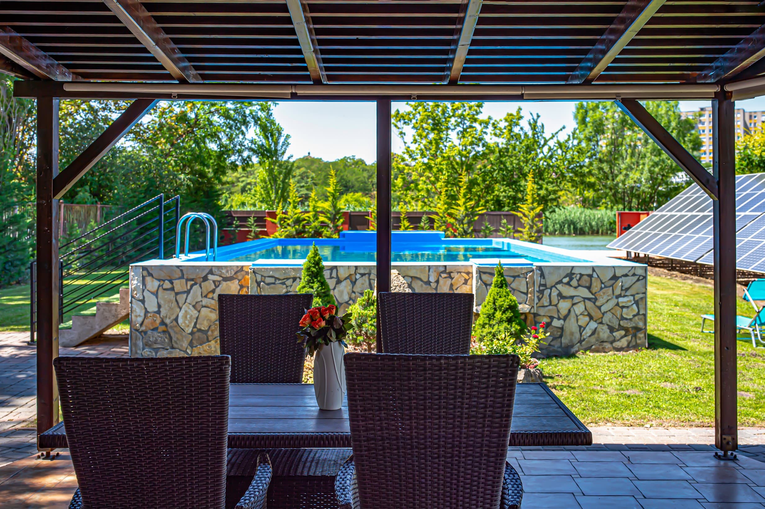 Pergola — medence közelről