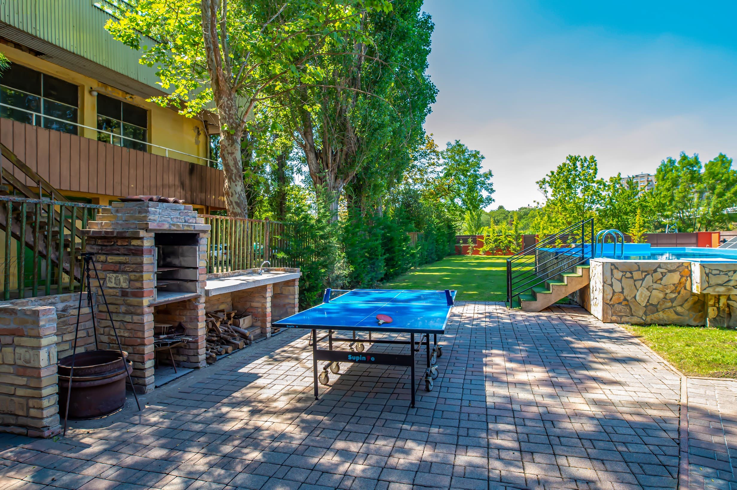 BBQ — ping-pong — medence