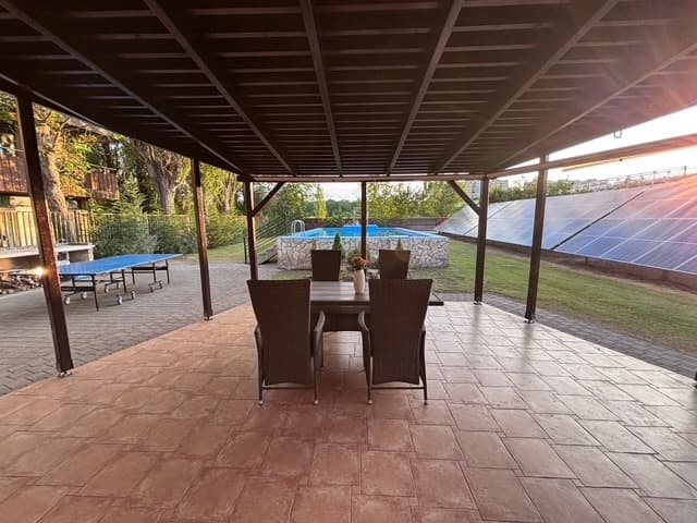 Vízparti terasz